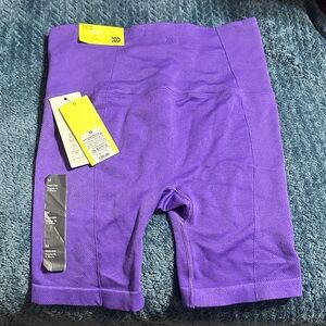 M all in motion high rise 6” purple shorts